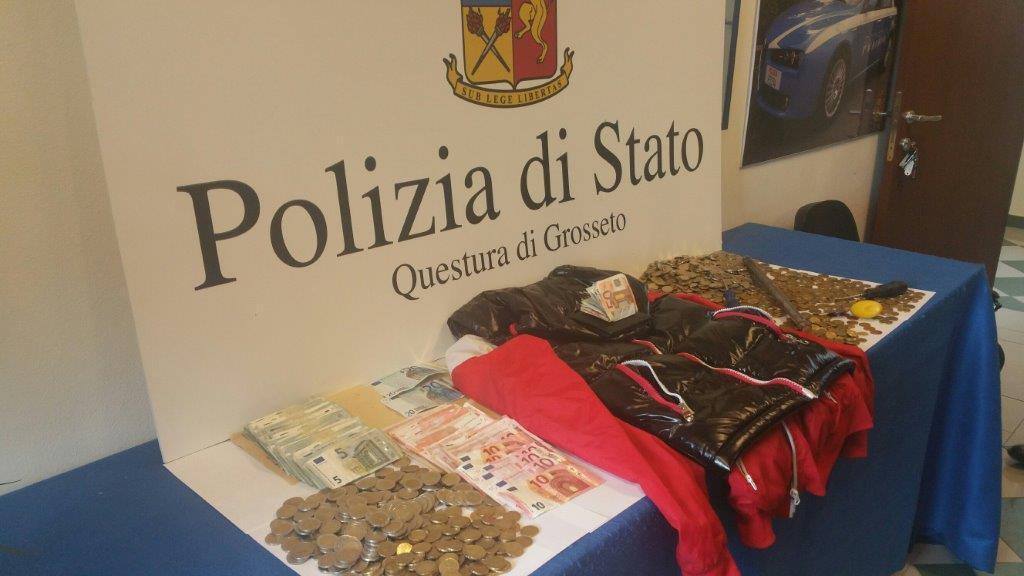 La refurtiva recuperata dalla polizia dopo il colpo al Bowling di Grosseto