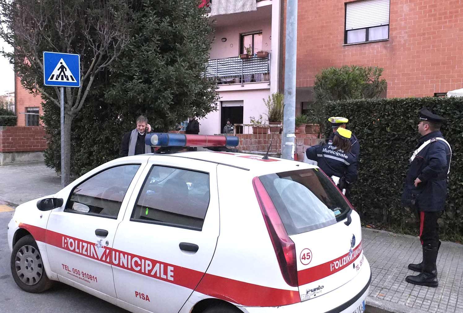 Vigili urbani davanti alle case popolari di Gagno