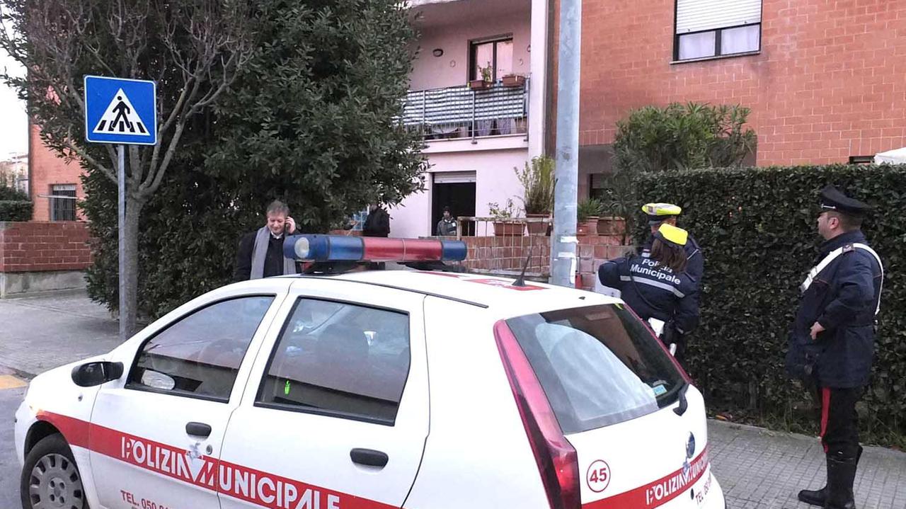 Vigili urbani davanti alle case popolari di Gagno