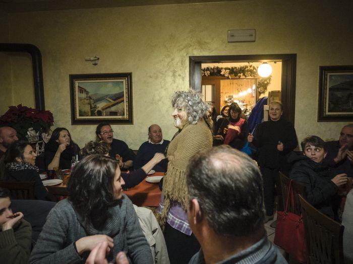 La Befana torna a danzare di casa in casa, a Miscoso di Ramiseto