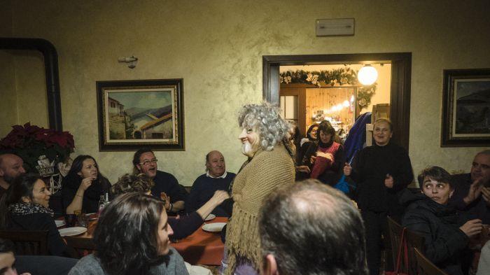 La Befana torna a danzare di casa in casa, a Miscoso di Ramiseto