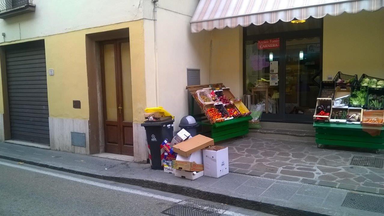 Rifiuti a galciana, raccolta porta a porta in ritardo (foto Andrea Cecconi)
