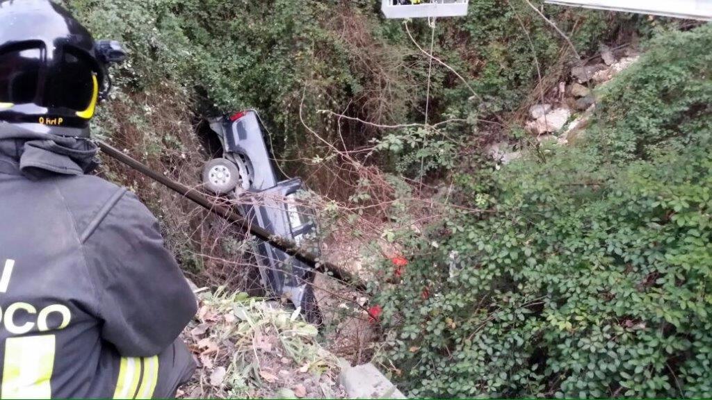 Volo da dieci metri col pickup lungo la ex Marmifera