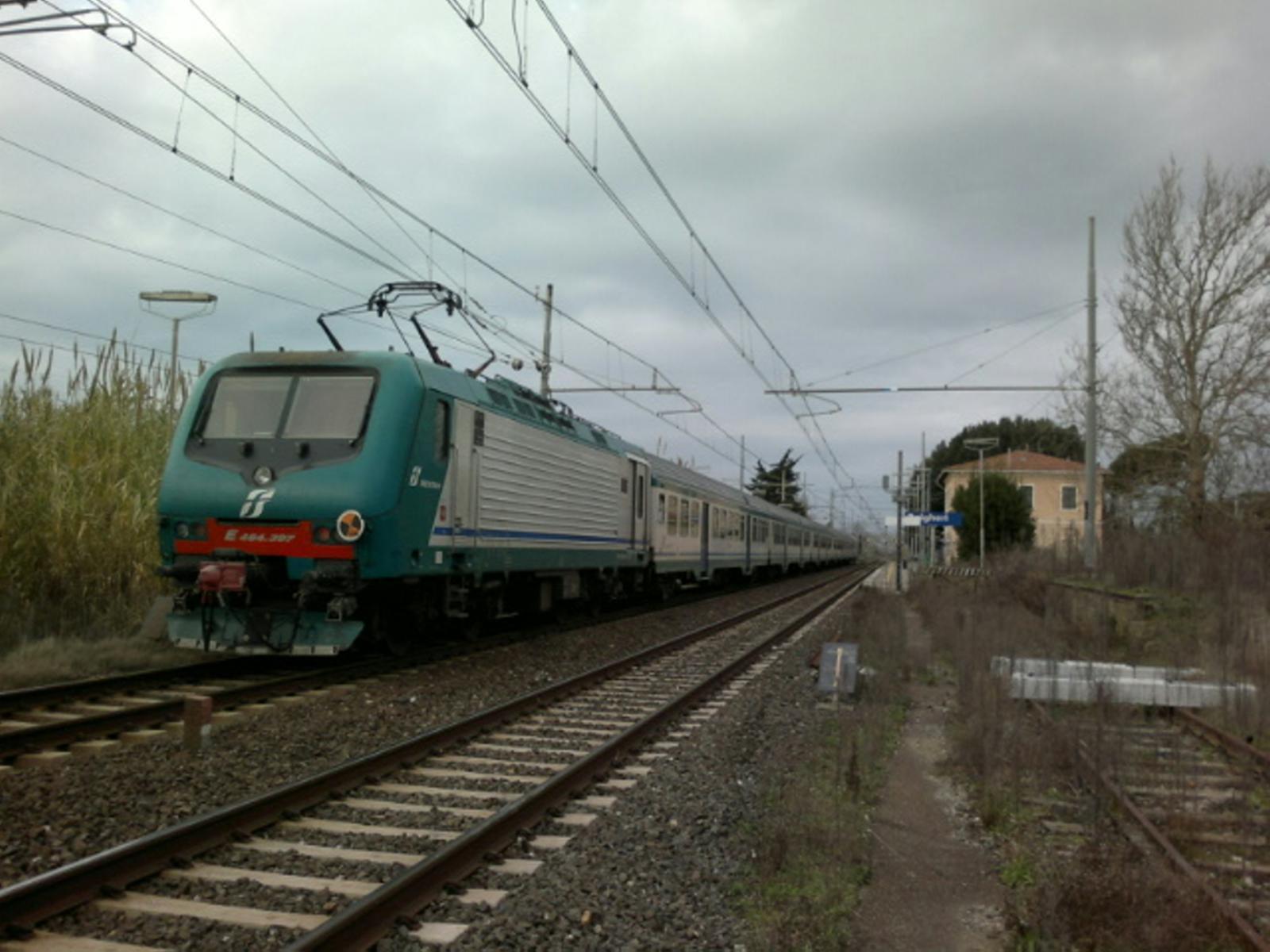 Il treno fermo alla stazione di Bolgheri (foto Falorni/Silvi)