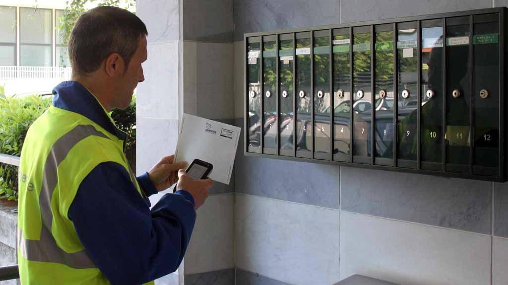 Un postino mentre consegna la corrispondenza
