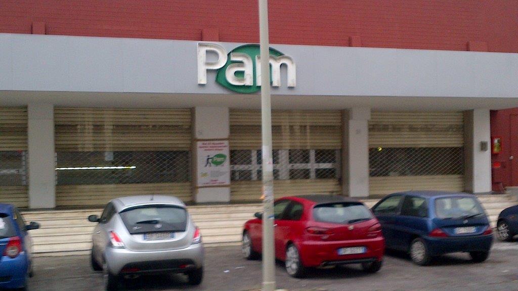 Il supermercato Pam di via Capponi con le serrande abbassate