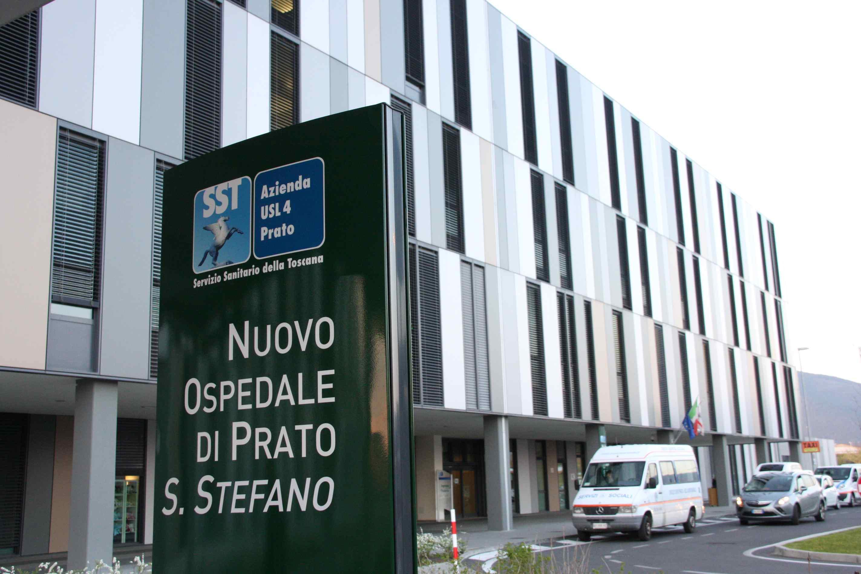 L'ingresso dell'ospedale Santo Stefano (foto Batavia)