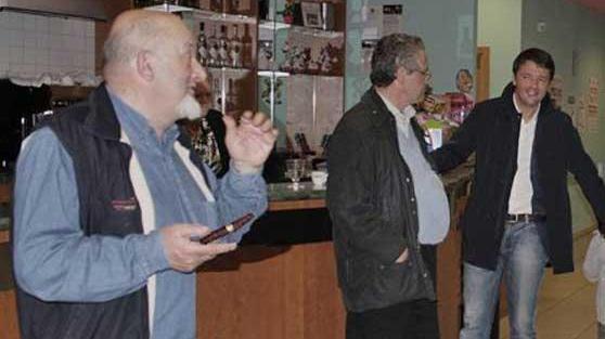 Tiziano Renzi e sullo sfondo il figlio Matteo in una foto di due anni fa