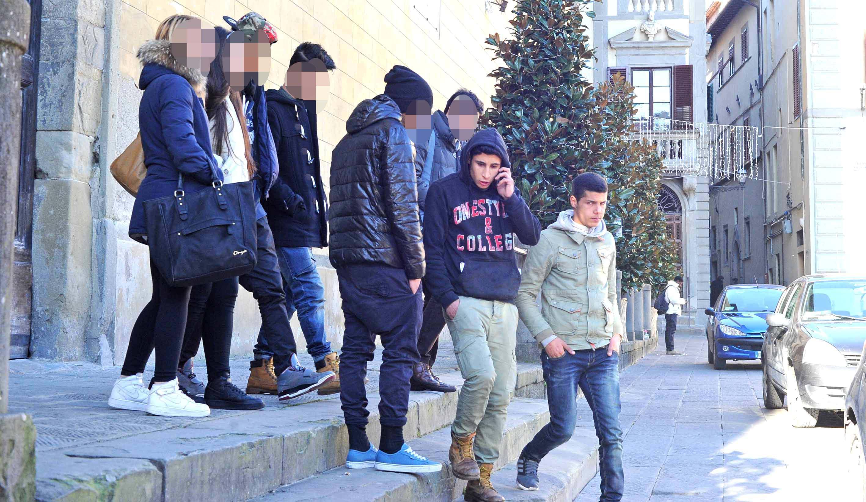 Oussama Tahrani mentre esce dal tribunale di Pistoia insieme a Mustapha Erraji (foto Gori)