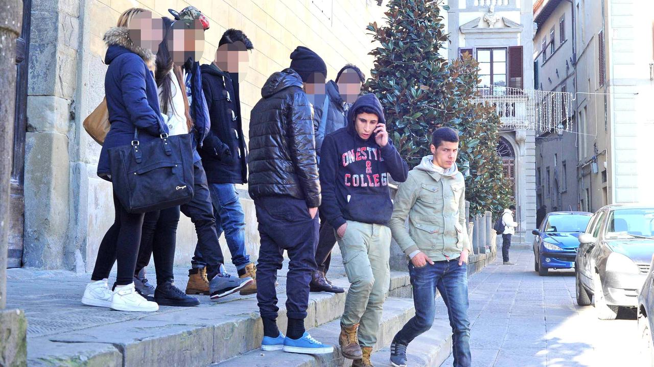 Oussama Tahrani mentre esce dal tribunale di Pistoia insieme a Mustapha Erraji (foto Gori)
