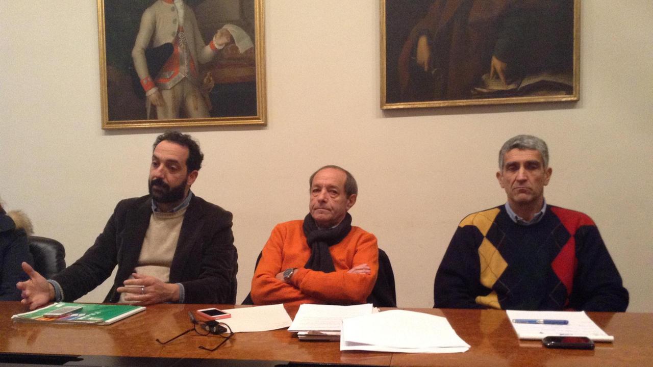 La conferenza stampa sugli alloggi popolari: l'assessore Barberis, l'assessore Biancalani e il presidente dell'Epp Mazzoni