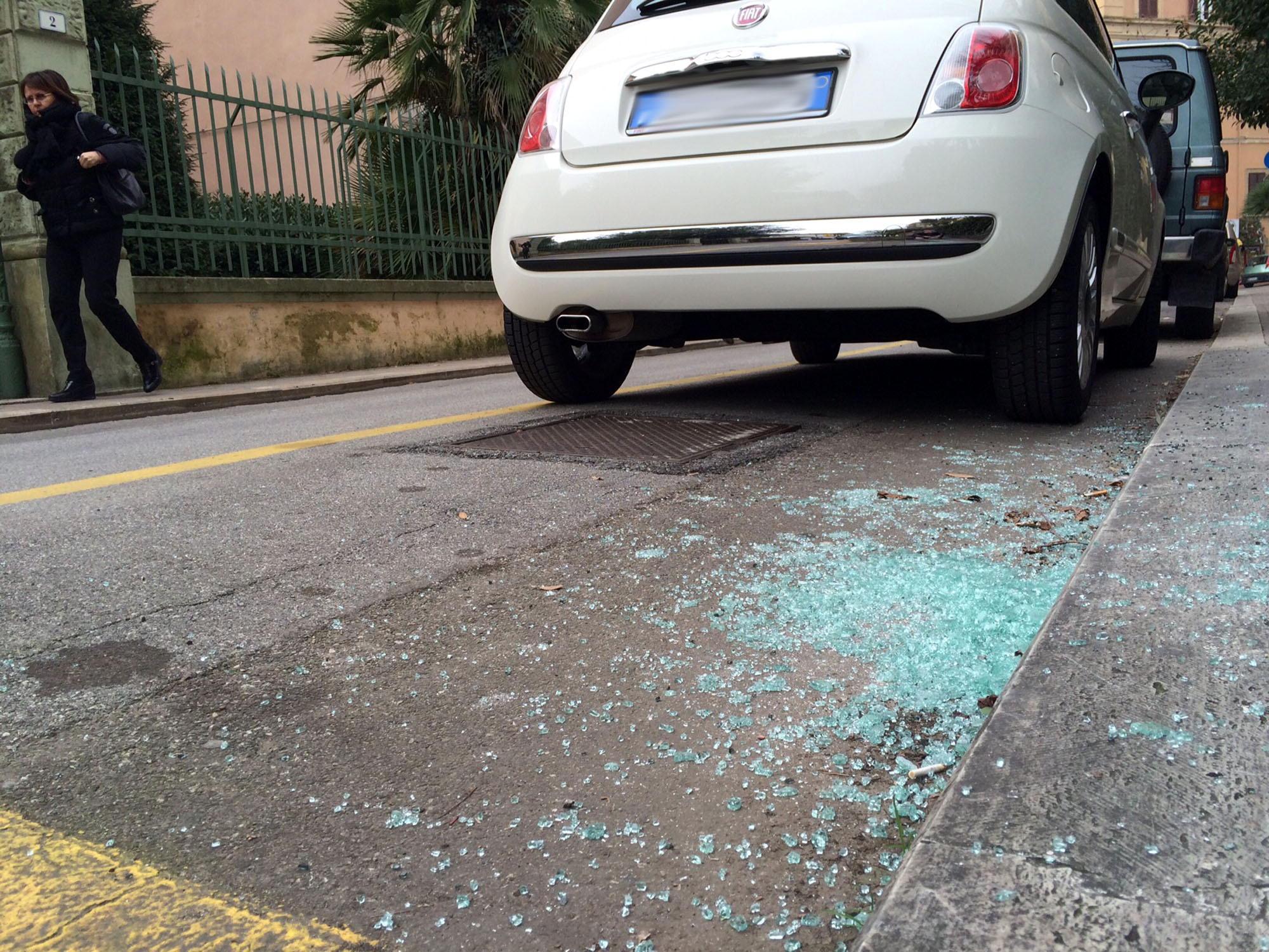 I vetri dei finestrini infranti in via Palestro (Foto Nucci)