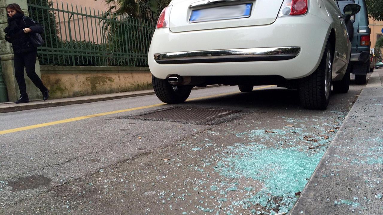 I vetri dei finestrini infranti in via Palestro (Foto Nucci)