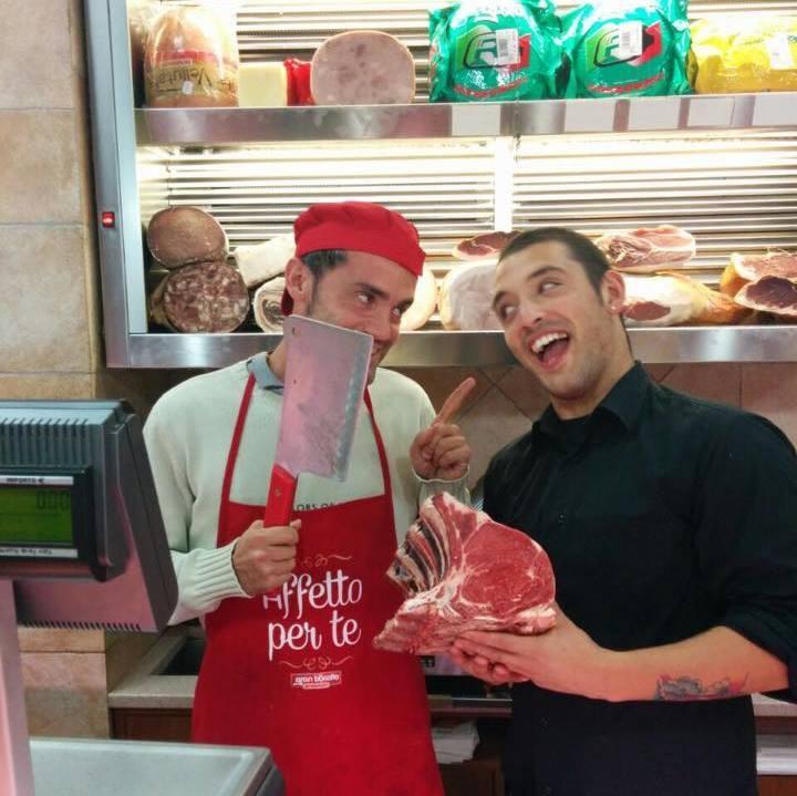 Jacopo Citi (a destra) dietro al bancone della macelleria