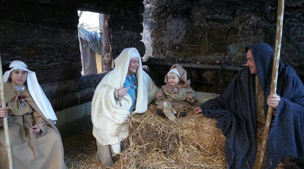 Cento figuranti e neve artificiale per il presepe vivente 