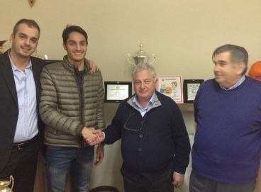 Valerio Anastasi stringe la mano al presidente della Pistoiese Orazio Ferrari