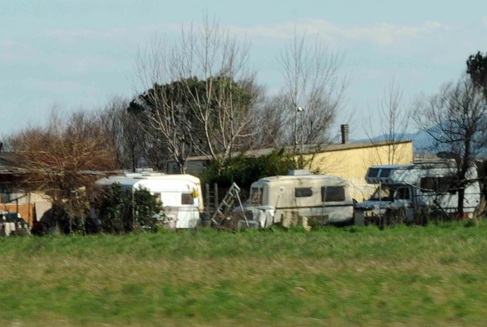 Il campo rom a Navacchio, lungo via Nugolaio