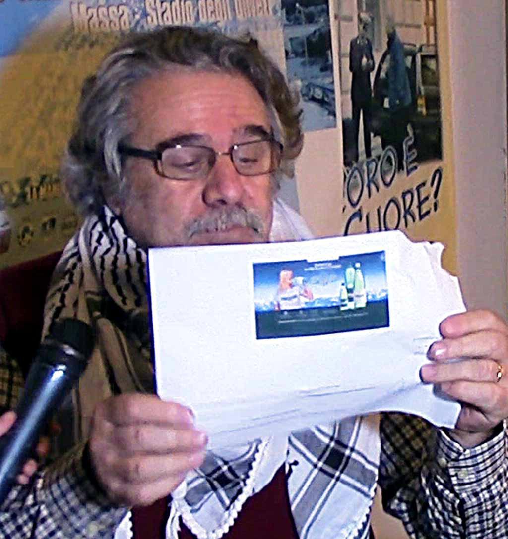 Nino Mignani mostra il contenuto della busta 
