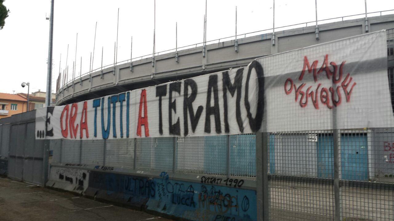 Lo striscione dei tifosi fuori dalla curva Nord