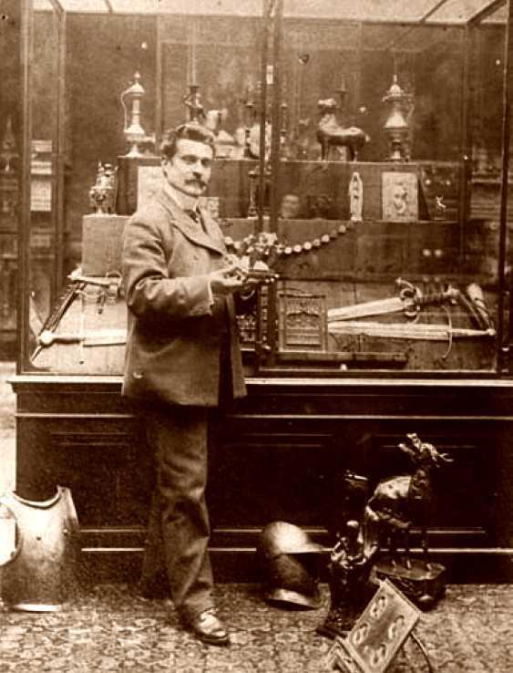 Amori e delitti ai piedi della statua in piazza Duomo