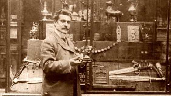 Amori e delitti ai piedi della statua in piazza Duomo