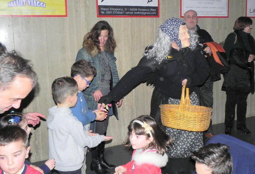 In cinquemila per la Befana volante dei vigili del fuoco 