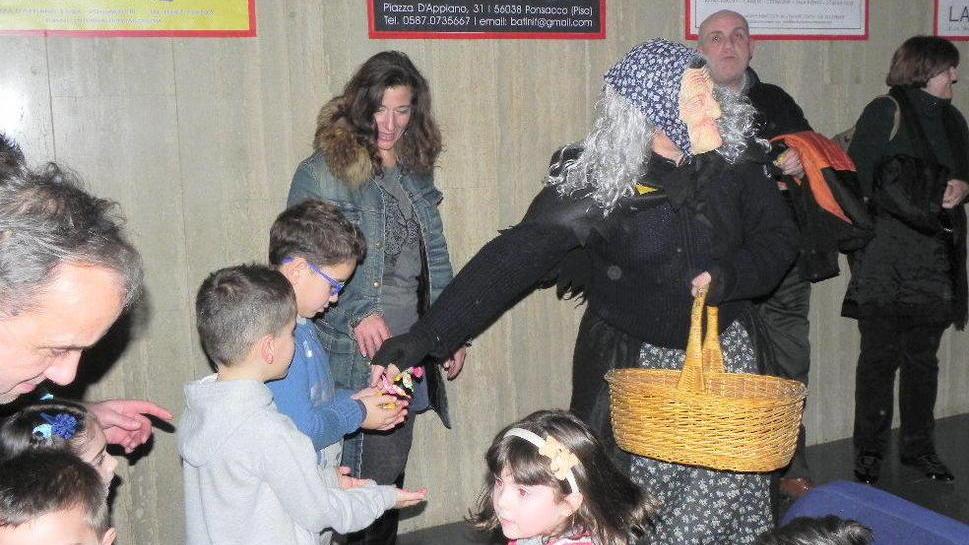 In cinquemila per la Befana volante dei vigili del fuoco