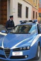 Tenta di bruciare la divisa del poliziotto con l’accendino