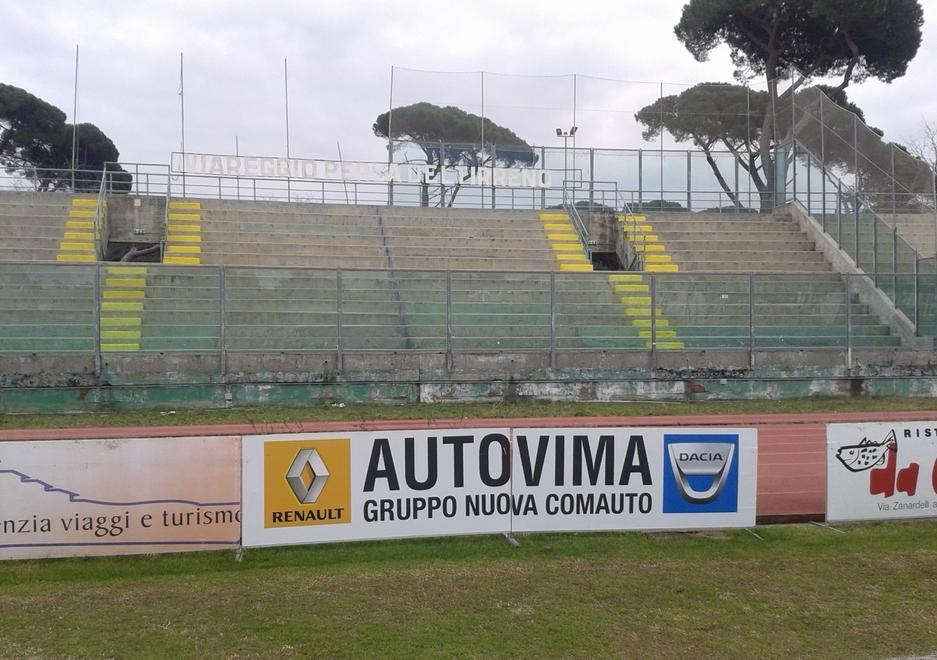 I volontari ridipingono la gradinata allo stadio dei Pini 