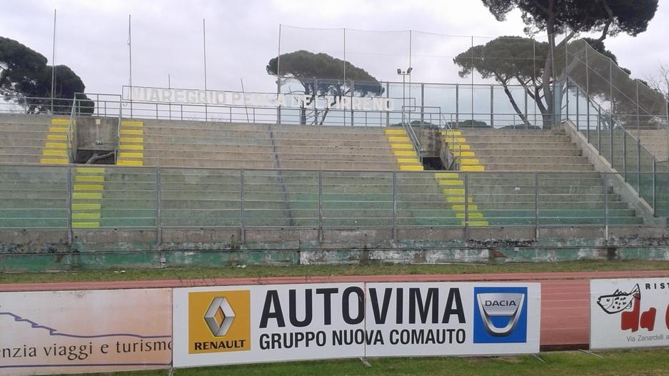I volontari ridipingono la gradinata allo stadio dei Pini