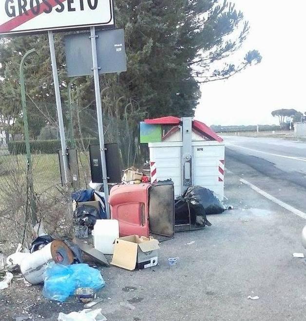 Una discarica sul ciglio della strada