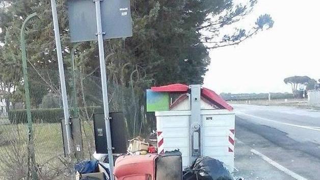 Una discarica sul ciglio della strada