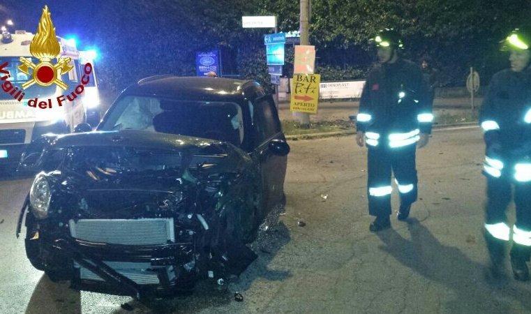 Frontale fra due auto all’incrocio 