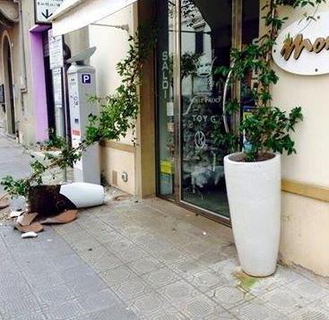 Vandalismo, danneggiati negozi a Cecina
