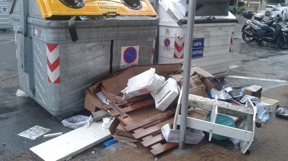 Sporcizia selvaggia in via Guerrazzi 
