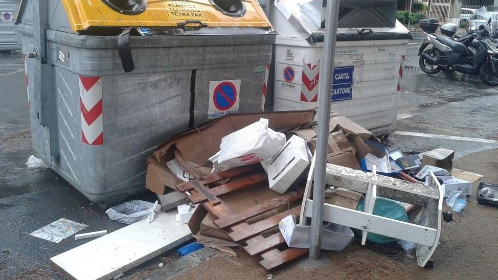 Sporcizia selvaggia in via Guerrazzi