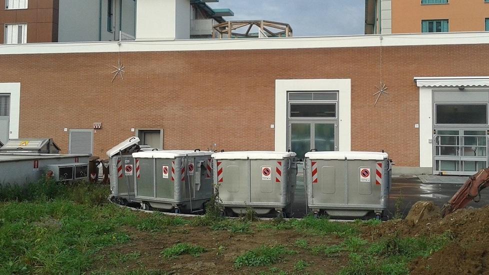 Via quei cassonetti in piazza Orlando