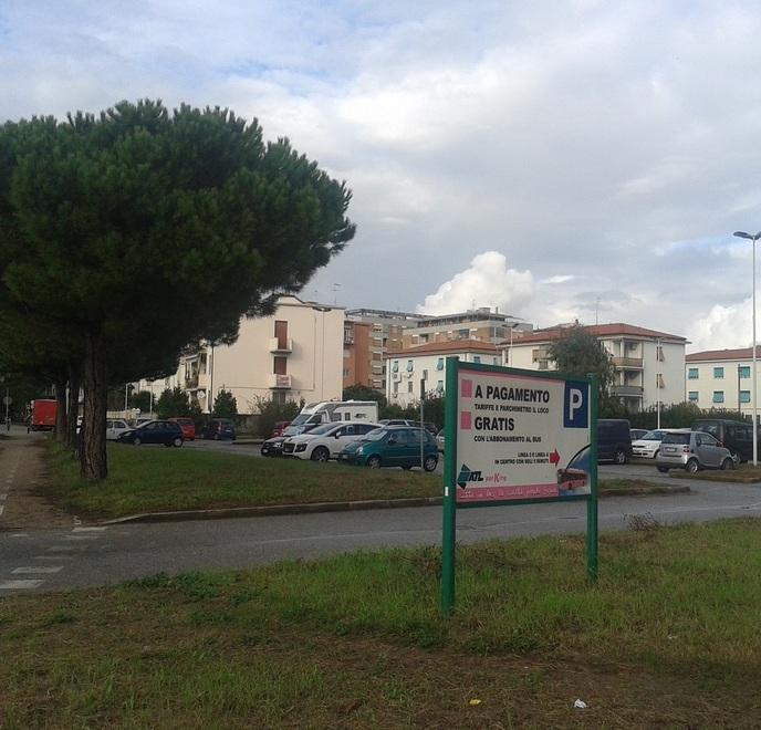 Pulizia nell’area sul viale Libertà Ma cartelli del 2011