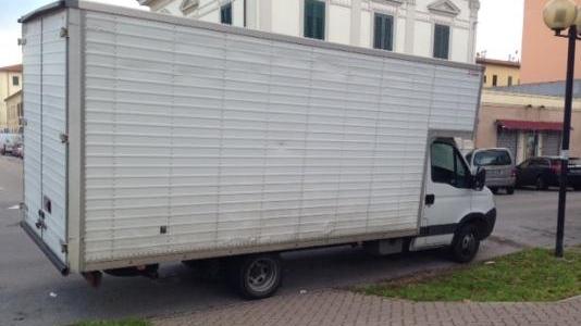 Il camion blocca la strada alle carrozzine