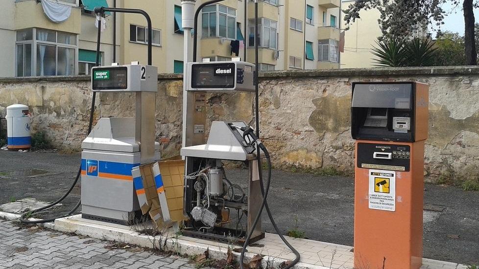 Distributore chiuso Via Pigli è il paradiso della sporcizia