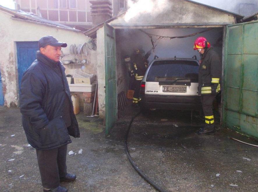 Auto a fuoco, momenti di paura 
