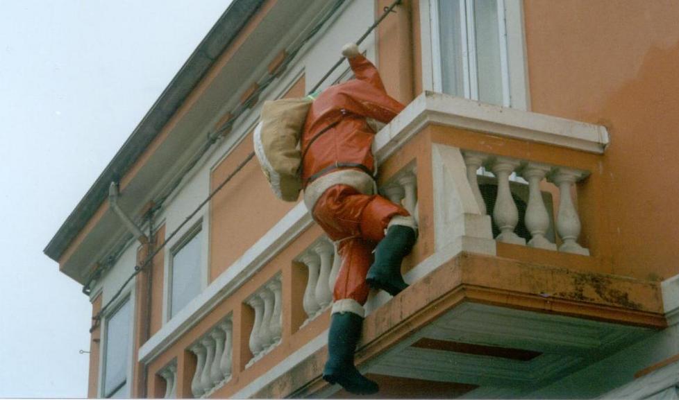 Rubano anche il Babbo Natale 