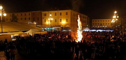 Doni e cioccolato caldo, poi il rogo in piazza