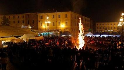 Doni e cioccolato caldo, poi il rogo in piazza