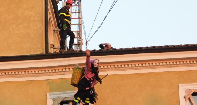 Tutti con il naso all’insù per la nonnina