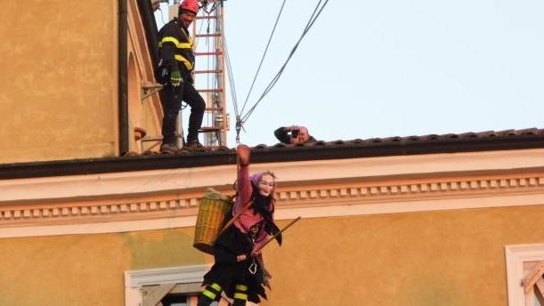Tutti con il naso all’insù per la nonnina
