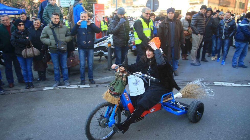 Il centro del paese invaso da “befane motorizzate”