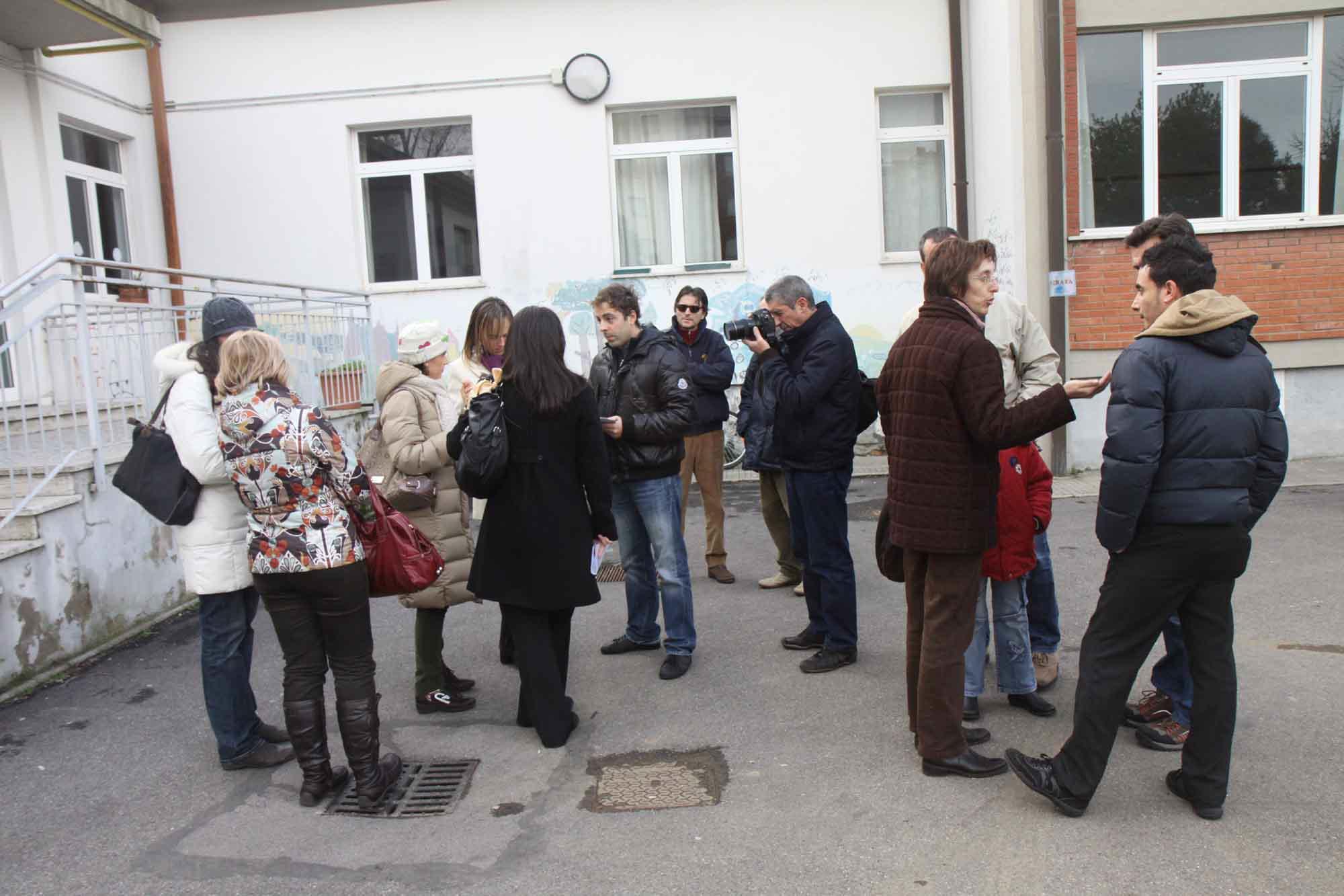 L'ingresso delle scuole Puccini di via Zola
