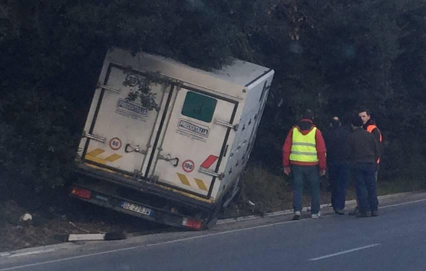 Il furgone finito quasi dentro al bosco