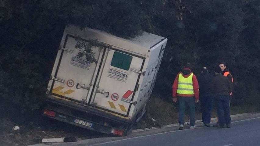 Il furgone finito quasi dentro al bosco